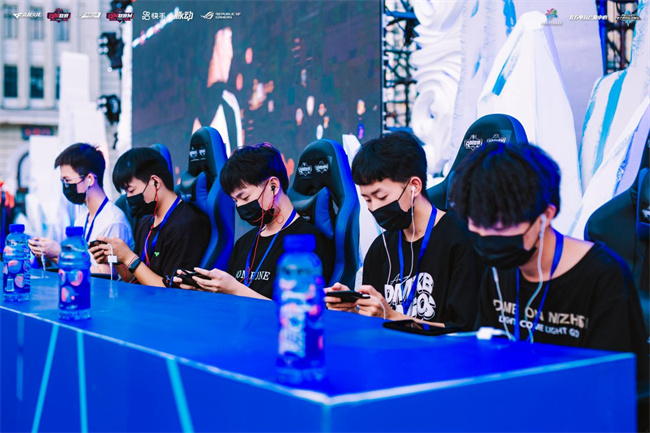 场地上进行 场地上进行